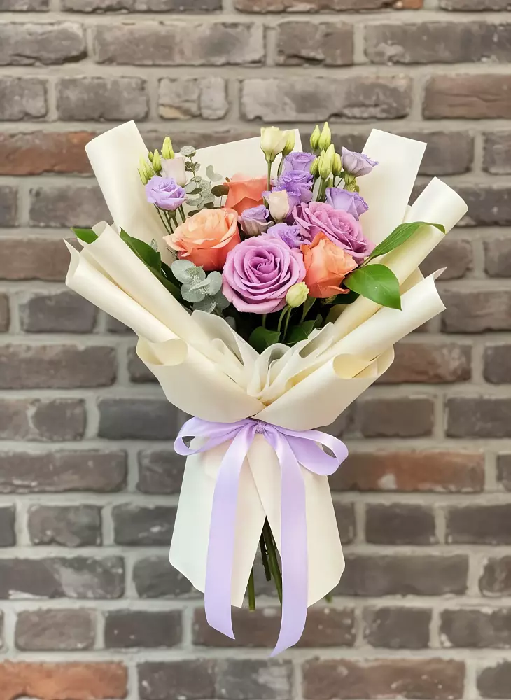 Букет цветов из: Лизиантусы и Розы в Татарске