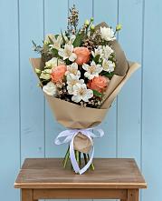 Букет цветов из:  Альстромерии, Лизиантусы, Розы и Хризантемы в Татарске