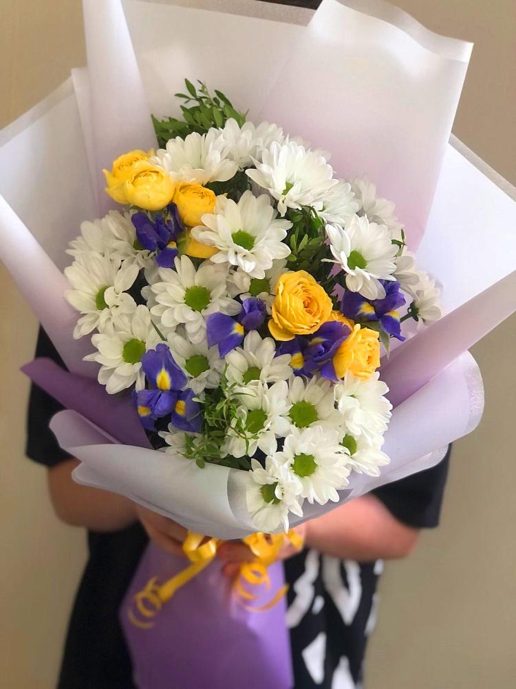 Букет цветов из: Ирисы, Хризантемы и Розы в Татарске