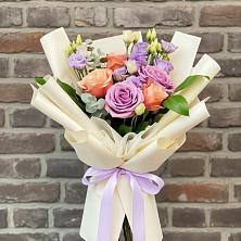 Букет цветов из:  Лизиантусы и Розы в Татарске