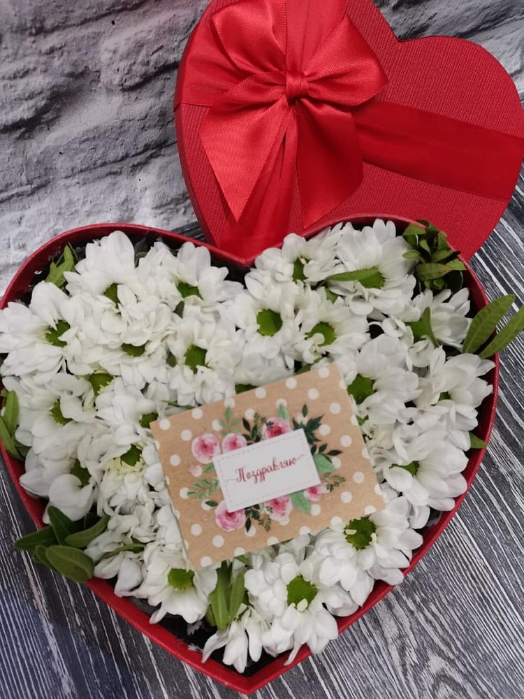 Цветочная композиция из Хризантемы в виде сердца в Татарске